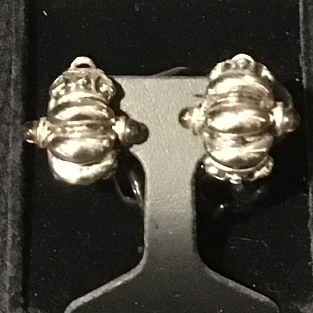 Metal/silver shrimp style clip earring; add hoop